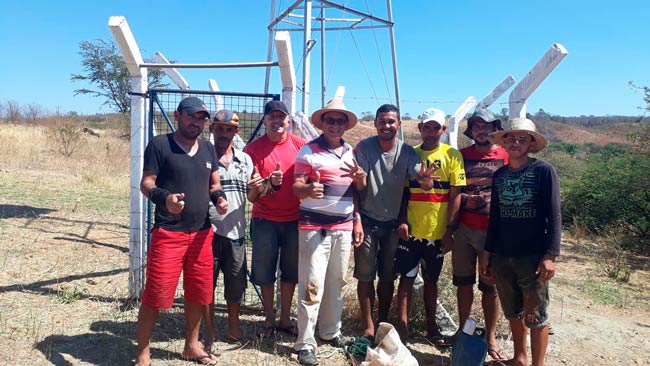 Prefeito Djalma ajudando na obra – Foto/Reprodução/Facebook