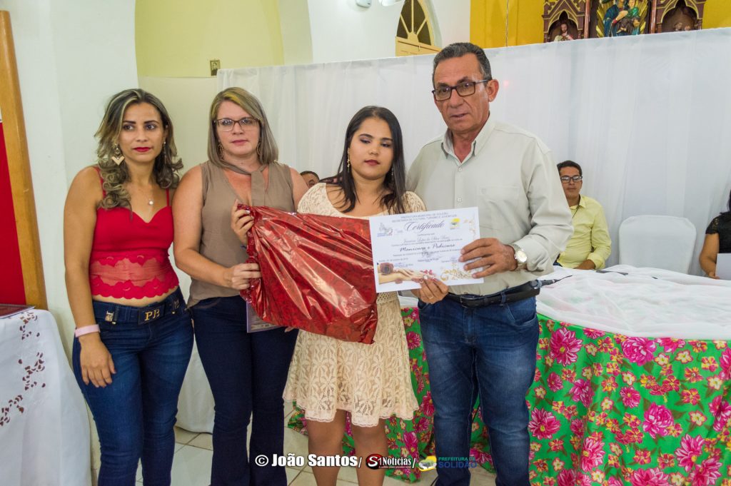 Entrega de certificados de curso de manicure em Pelo Sinal