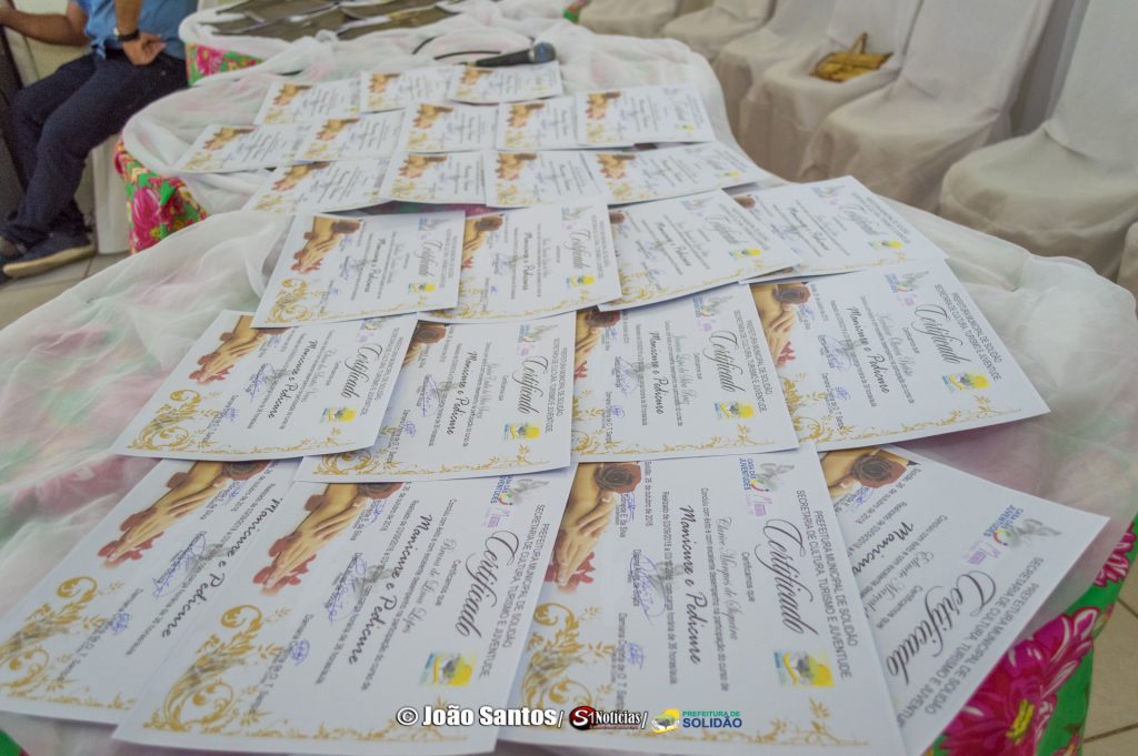 Entrega de certificados de curso de manicure em Pelo Sinal