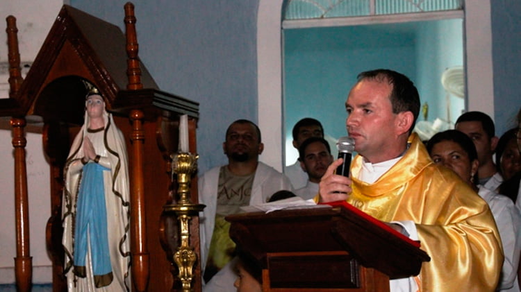 O Padre Genildo Herculano foi internado na UTI após ser identificada uma bactéria agressiva que atingiu os pulmões, seu quadro é considerado grave, mas estável.