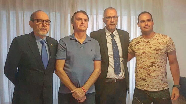 Nota à imprensa Presidente Jair Bolsonaro ao lado do embaixador de Israel Yossi Shelley – Foto/Reprodução