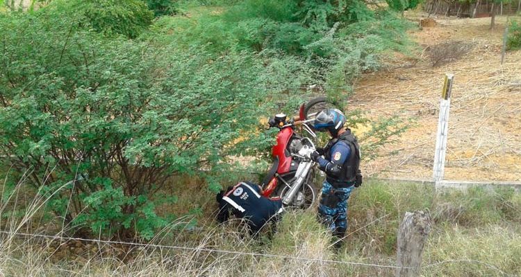 Colisão entre carro e moto deixa mulher ferida em Solidão