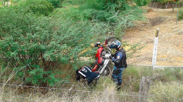 Colisão entre carro e moto deixa mulher ferida em Solidão