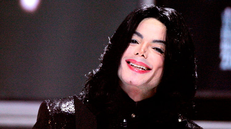 Corpo de Michael Jackson pode ser exumado após acusações de abuso sexualCorpo de Michael Jackson pode ser exumado após acusações de abuso sexual