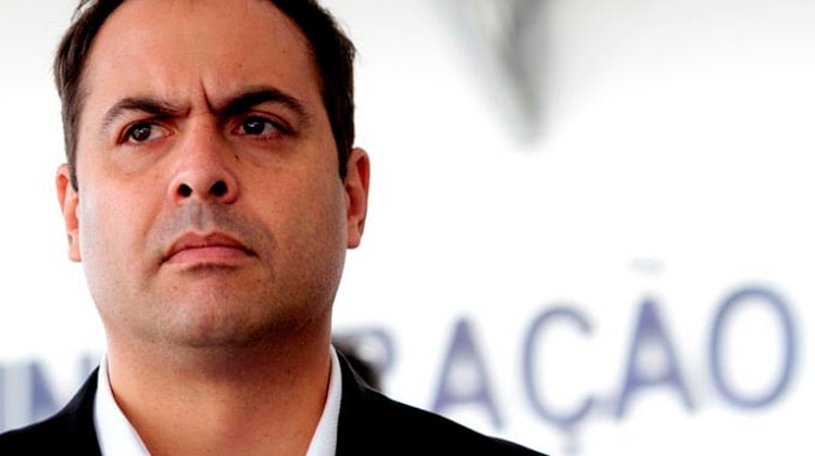 Paulo Câmara sanciona lei que retira posse de arma para agressores de mulheres