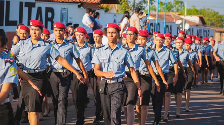 Bolsonaro reforça promessa de construir um colégio militar em cada capital
