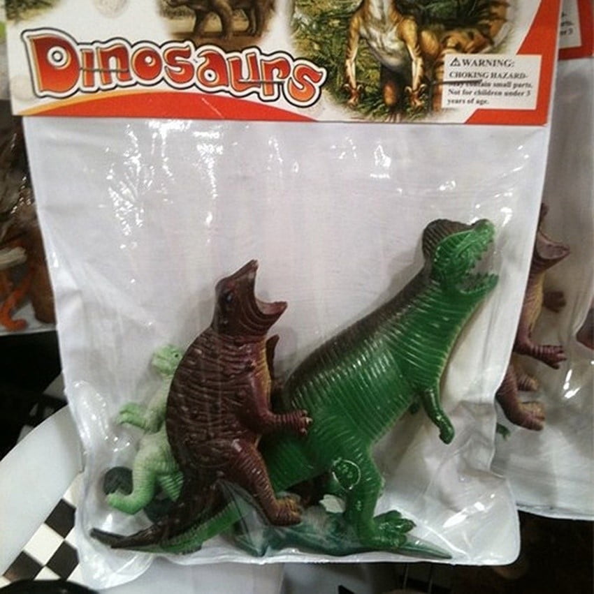 3 - Dinossauros de brinquedo colocados nas posições mais inadequadas