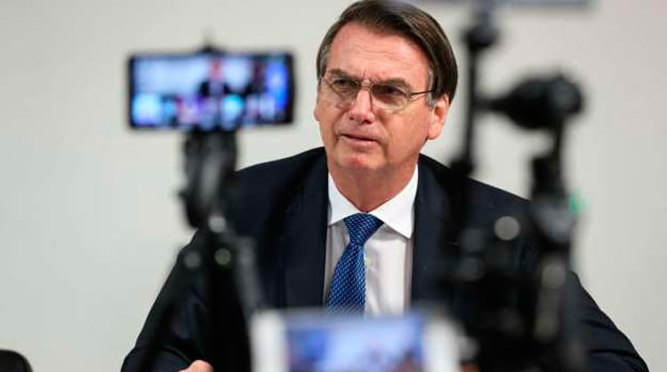 Bolsonaro diz que “exagerou” ao xingar estudantes