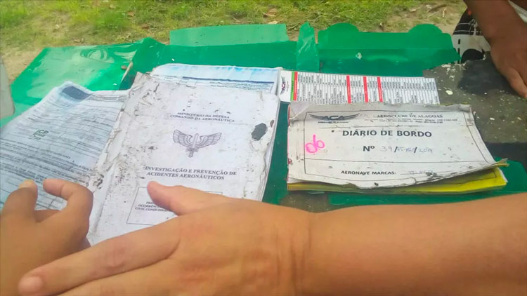 Documentos do avião encontrados no local do acidente em Sergipe — Foto: Reprodução/Jornal Hoje