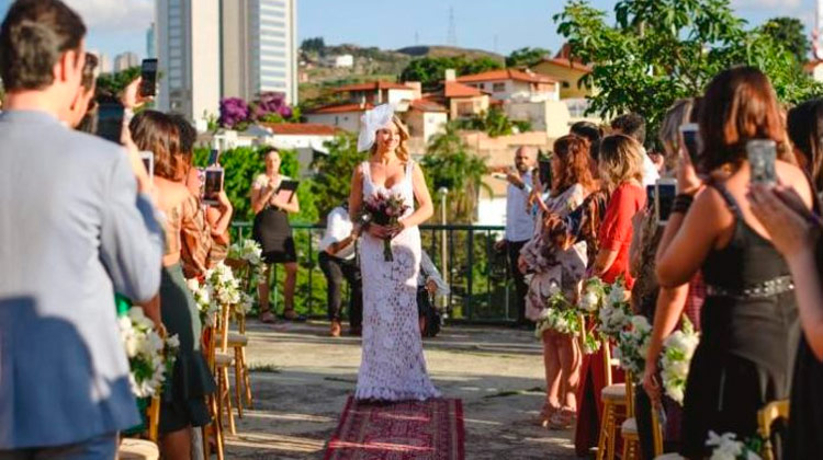 Mulher se casa com ela mesma em Minas Gerais