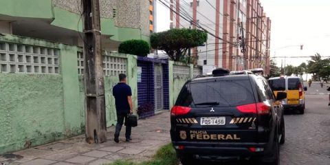 Policiais federais realizam operação no bairro de Casa Caiada, em Olinda, nesta terça-feira (11) — Foto: Elvys Lopes/TV Globo