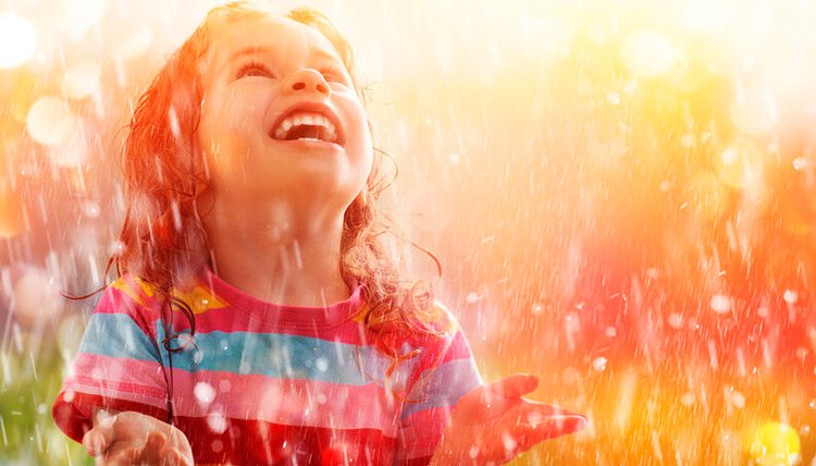 Pediatra derruba mito de que tomar banho de chuva adoece