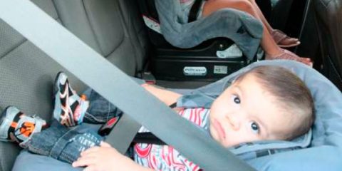 Projeto quer eliminar multa para condutor que transportar criança sem cadeirinha