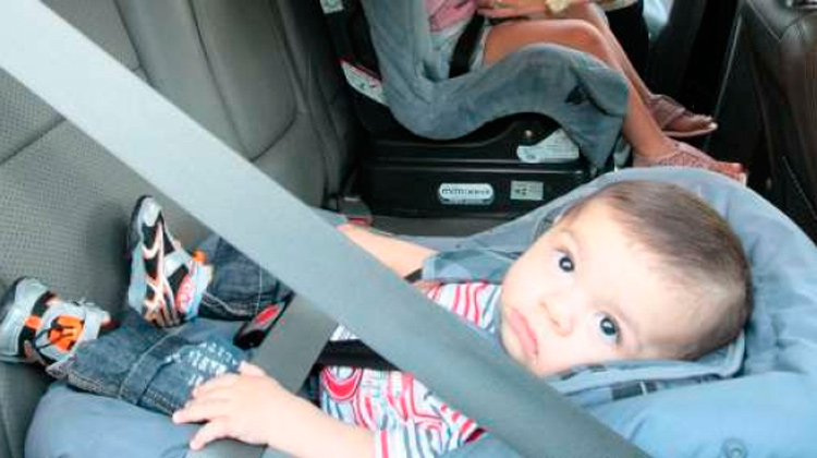 Projeto quer eliminar multa para condutor que transportar criança sem cadeirinha