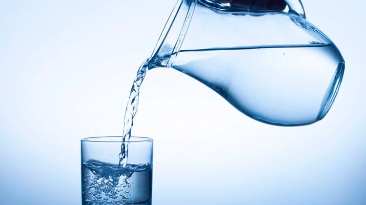10 sinais de que você não está bebendo água suficiente