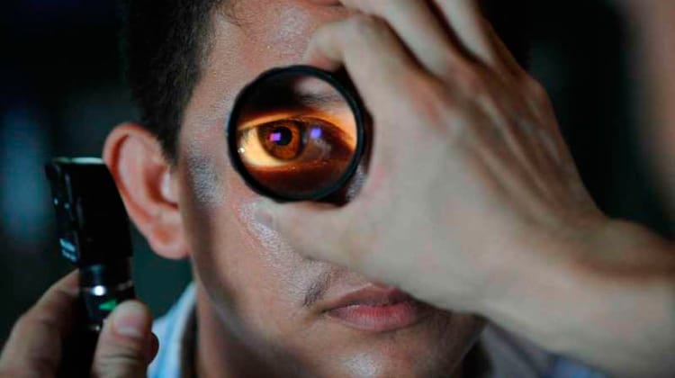 Coçar os olhos pode desencadear doença grave