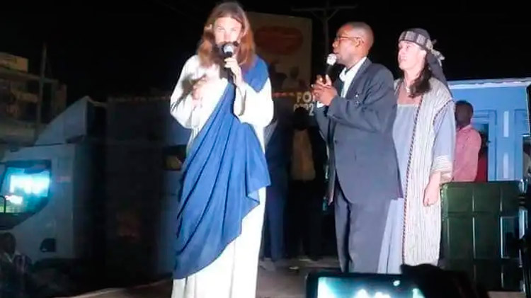 Pastores africanos dizem ter encontrado “Jesus Cristo” e o levam a igreja