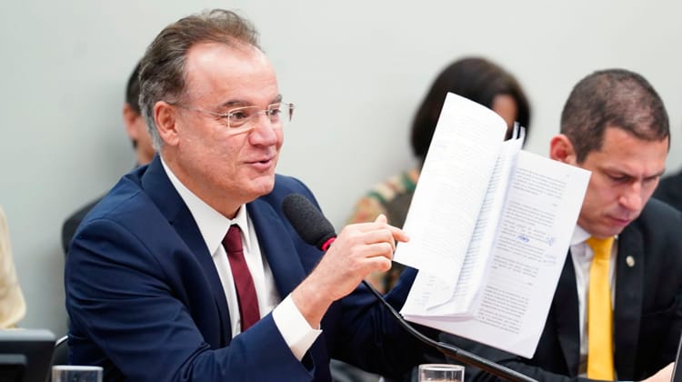 Texto-base da reforma da Previdência é aprovado pela comissão especial da Câmara