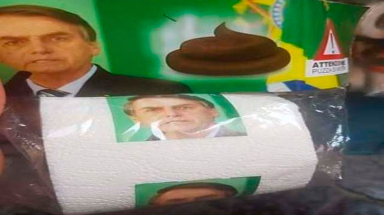 Foto de Bolsonaro estampa papel higiênico vendido na Itália