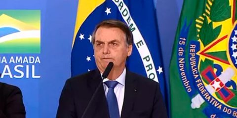 Bolsonaro defende 'impor' escolas cívico-militares para cidadão não depender de programas