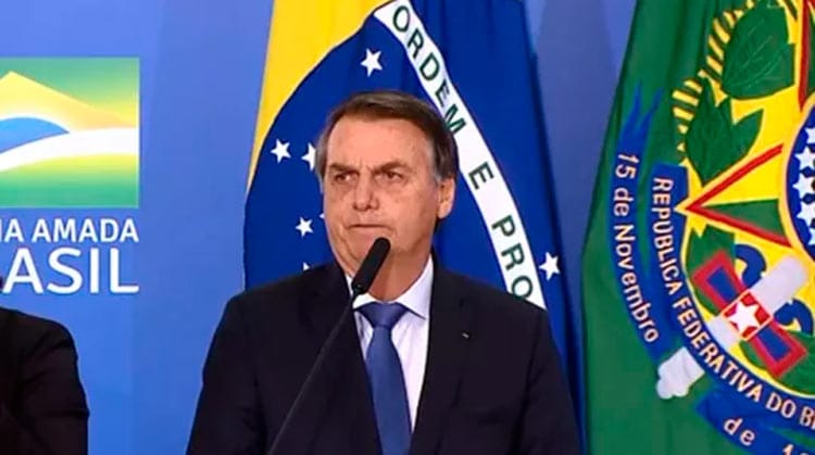 Bolsonaro defende 'impor' escolas cívico-militares para cidadão não depender de programas