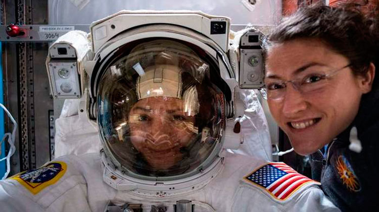 Pela primeira vez, duas mulheres fazem uma caminhada no espaço