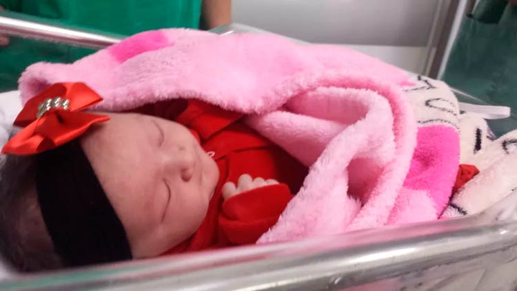 Bebê encantou família e equipe médica ao segurar dedo de médica durante parto em MS — Foto: Ana Rego/Arquivo Pessoal