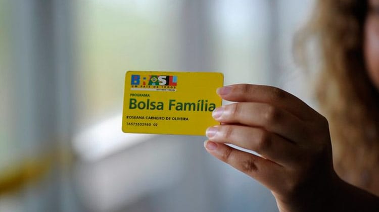 Bolsa Família não tem dinheiro para pagar o 13º prometido por Bolsonaro