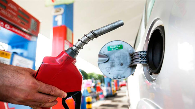 Petrobras anuncia aumento no preço da gasolina por causa da alta no dólar