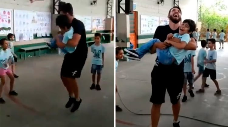 Professor pula corda com aluno cadeirante no colo e viraliza