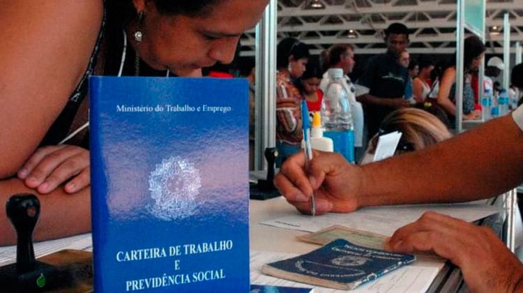 Taxa de desemprego cai para 11,6% em outubro, mas atinge 12,4 milhões