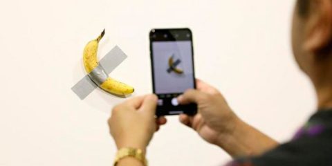 'Esperei ficar com fome', conta artista que comeu banana de 120 mil dólares