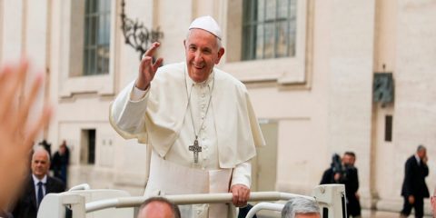 Papa pede que famílias recolham celulares e conversem nas refeições