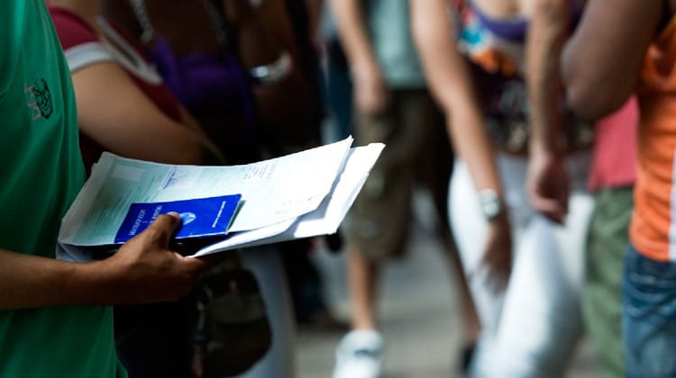 Desemprego dos pais empurra filhos mais cedo para o mercado de trabalho