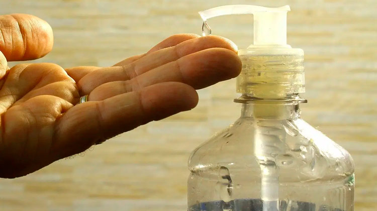 Fuja do álcool gel caseiro: mistura pode ser perigosa