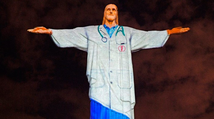 Cristo Redentor 'veste' jaleco para homenagear profissionais da saúde