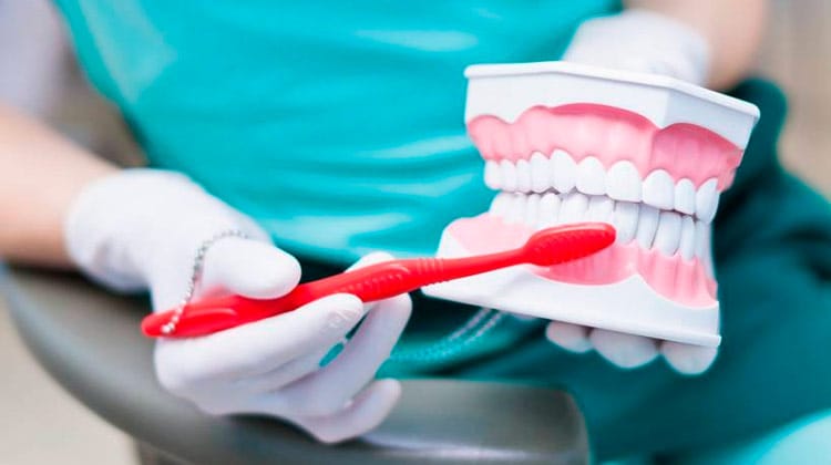 Higiene bucal pode ajudar a prevenir complicações da Covid-19