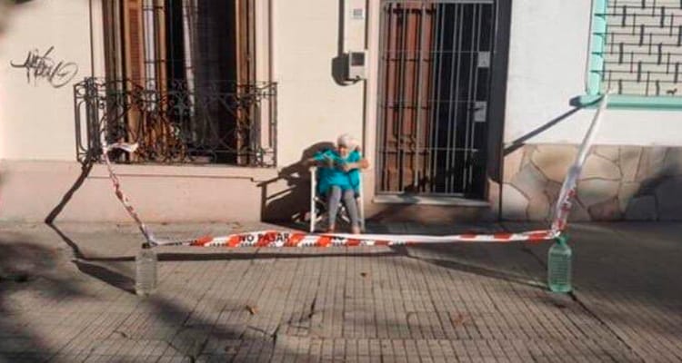 Idosa Isola calçada para poder tomar o seu sol da manhã