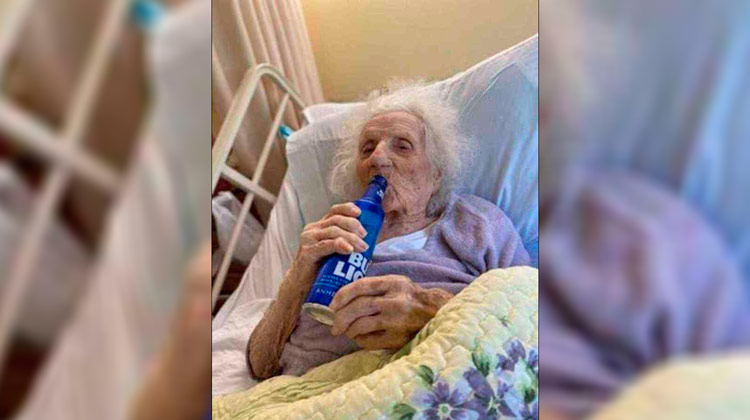 Mulher de 103 anos comemora cura do coronavírus bebendo cerveja