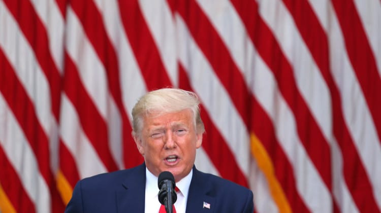 Trump ameaça 'fechar' redes sociais após questionamento de seus tuítes