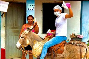 Na Bahia, enfermeira usa jegue para entregar kits na pandemia