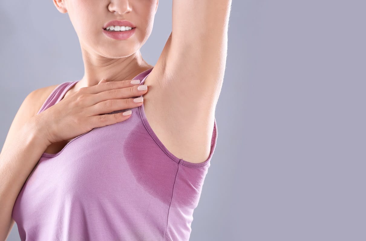 8 truques para tirar o cheiro e as manchas de suor das roupas