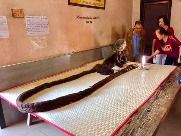 Conheça a mulher de 83 anos com o cabelo do tamanho de uma serpente