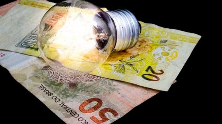 Conta de luz sobe 4,48% para consumidores residenciais de Pernambuco As contas de energia dos consumidores pernambucanos vão sofrer reajuste a partir de hoje. É que a Agência Nacional de Energia Elétrica (Aneel) autorizou a atualização tarifária anual da Companhia Energética de Pernambuco (Celpe). Para os consumidores residenciais, o aumento direto na conta de energia será de 4,48%. A média de acréscimo para os consumidores de alta tensão será de 5,93%, e os consumidores de baixa tensão pagarão por um reajuste médio de 4,88%. De acordo com a Aneel, o efeito médio para o consumidor será de 5,16%, somando todas essas categorias. Os consumidores residenciais abrangem apartamentos e casas, por exemplo. Os de baixa tensão incluem residências, clientes rurais e pequenos comércios. E os de alta tensão são as indústrias. As novas tarifas da Celpe vão atender a 3,75 milhões de unidades consumidoras. De acordo com a Celpe, os clientes apenas irão perceber uma variação proporcional das tarifas a partir de julho, considerando a data da entrada em vigência e a emissão das faturas. A companhia ainda informou que “o efeito integral do reajuste autorizado pela Aneel será percebido pelos consumidores no decorrer do mês de agosto, quando completa todo o período de leitura após a aplicação do reajuste. ” Para calcular o valor do reajuste, a agência considera muitas variáveis, como a compra e venda de energia e os pagamentos de encargos. São os custos associados à prestação do serviço, divididos na Parcela A (aquisição e transmissão de energia e os encargos setoriais) e Parcela B (custos gerenciados pela empresa para manter suas atividades). "No reajuste da Celpe, de acordo com análise da Agência, o índice foi impactado principalmente por componentes da Parcela A (custos de energia e transmissão), além da inclusão de componentes financeiros apurados no atual processo", disse a Aneel. O reajuste tarifário anual da Celpe ocorreria no dia 29 de abril. No entanto, em função do atual cenário da pandemia do coronavírus e da solicitação da própria companhia, a Aneel adiou para começar a valer hoje. Como muitos consumidores estão passando mais tempo em casa, inclusive trabalhando na própria residência, é importante manter hábitos de economia de energia (ver infográfico). No fim de maio, a Aneel também informou que até dezembro deste ano a bandeira tarifária será verde, sem adicional de custos na conta do consumidor. O anúncio foi uma medida emergencial para aliviar a conta de luz e auxiliar o setor elétrico em meio ao cenário da pandemia da Covid-19. Auxílio Em maio, a Celpe passou a permitir o pagamento da conta de energia para os beneficiários do auxílio emergencial com o Cartão Virtual da Caixa Econômica Federal. A medida também beneficia os clientes de baixa renda cadastrados na Tarifa Social que ultrapassem 200 kwh (Quilowatt-hora). Para realizar o pagamento, é necessário acessar o site da Celpe (www.celpe.com.br) e clicar em “Pagamento com Cartão”. Em seguida, clicar em “Pagamento com Cartão Virtual Caixa Elo (Benefício Emergencial) ”.