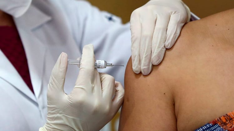 Após pausa, Anvisa dobra voluntários para "vacina de Oxford"