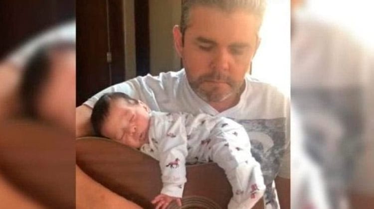 Bebê dorme em cima de violão enquanto pai toca música sertaneja