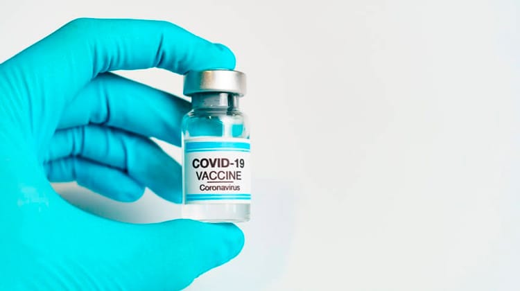 Vacina russa é forte e tem ação duradoura contra covid-19, diz estudo