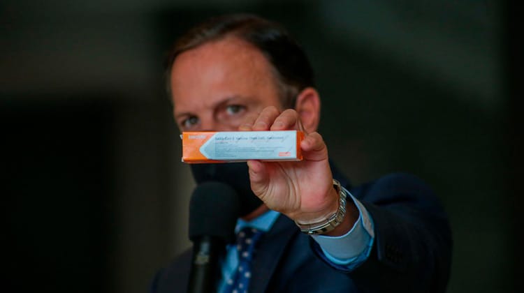 Bolsonaro diz para Doria arrumar outro para pagar vacina e fala em reeditar decreto do SUS