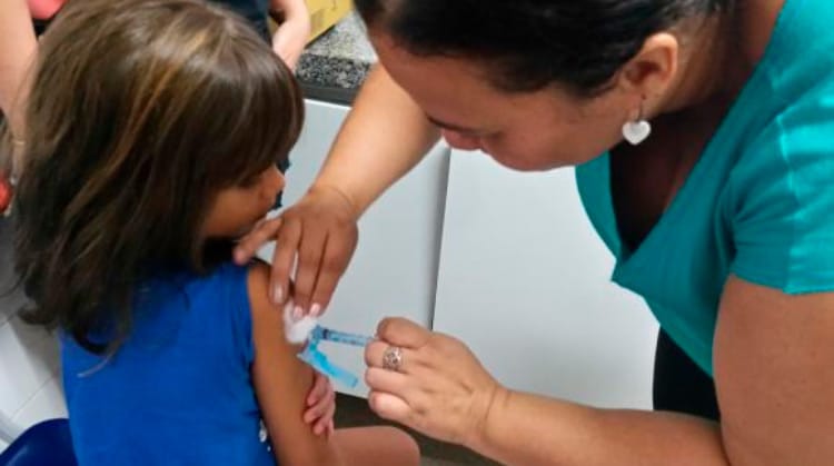 Crianças e adolescentes devem procurar unidades de saúde para atualizar vacinas