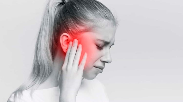 Em casos raros, Covid-19 pode causar surdez A Covid-19 pode causar uma súbita e definitiva surdez - informa um grupo médico, relatando o "primeiro caso" britânico na revista BMJ Case Reports. Trata-se, porém, de um sintoma muito raro entre a série de potenciais efeitos da Covid-19. "Apesar da considerável documentação sobre a Covid-19 e sobre os diversos sintomas associados ao vírus, falta debate sobre a relação entre a Covid-19 e a audição", alertam os especialistas na revista especializada, recomendando que sejam feitos testes nos hospitais, incluindo na terapia intensiva, para aplicar (em caso necessário) um tratamento à base de esteroides. Até agora, foram informados apenas alguns casos no mundo. Os autores do estudo relatam um homem de 45 anos tratado para Covid-19 em seu hospital britânico. O paciente, que também sofre de asma, foi internado em terapia intensiva, sob respiração artificial. Os médicos lhe deram um tratamento à base de remdesivir (um antiviral), esteroides e troca de plasma sanguíneo. Sua condição melhorou, mas, uma semana depois de receber alta da unidade de terapia intensiva, ele repentinamente ficou surdo do ouvido esquerdo. Os testes determinaram que seus dutos não estavam obstruídos, e seus tímpanos, intactos. Ele foi tratado com corticoides, mas se recuperou apenas parcialmente. Depois de descartar outras possíveis causas, os médicos associaram essa deficiência auditiva ao Covid-19, de acordo com a revista. Um primeiro caso semelhante foi anunciado em abril de 2020 na Tailândia. Os autores do artigo observam que o SARS-CoV-2, que está instalado em um tipo de célula particular encontrado nos pulmões, foi descoberto recentemente em células similares no ouvido. Esse vírus também gera uma reação inflamatória e um aumento na produção de citocinas (um tipo de proteína) envolvidas na perda auditiva, segundo os autores.